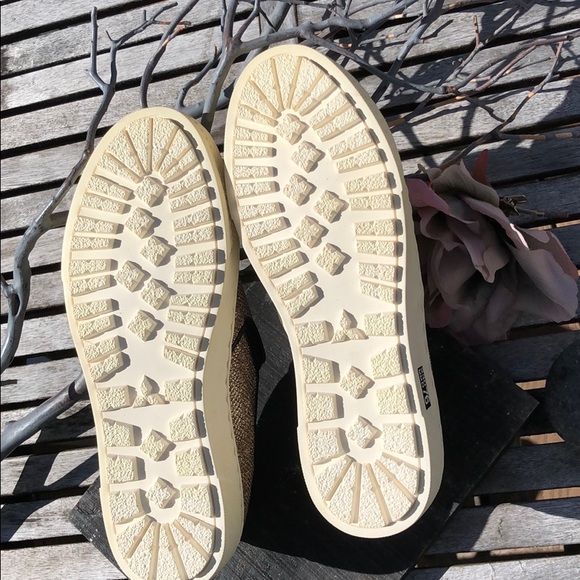 Shoes - Picture 6 of 7